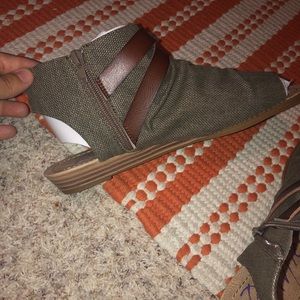 Blowfish size 11 sandals